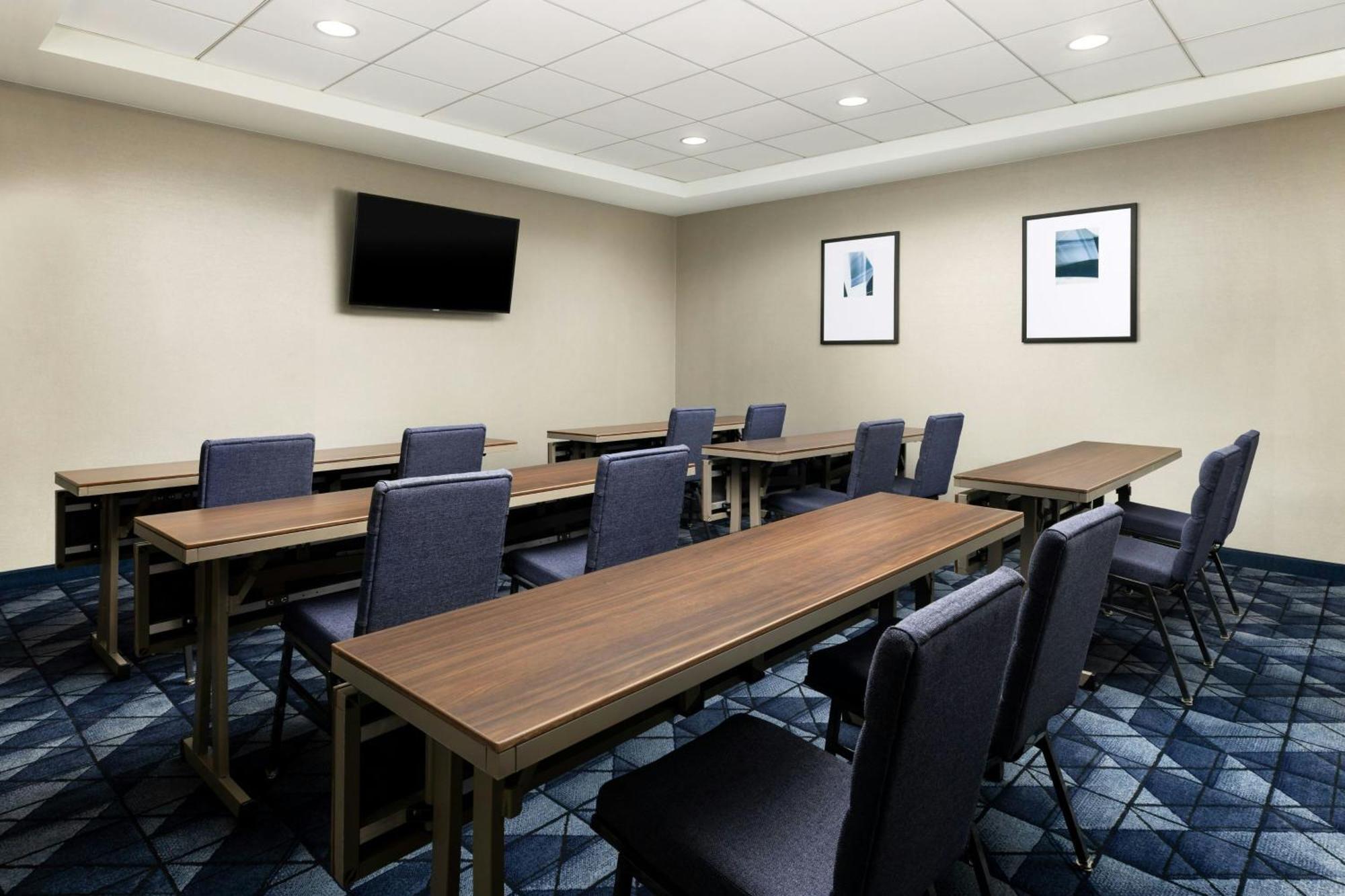 Courtyard By Marriott Angeles Woodland Hills