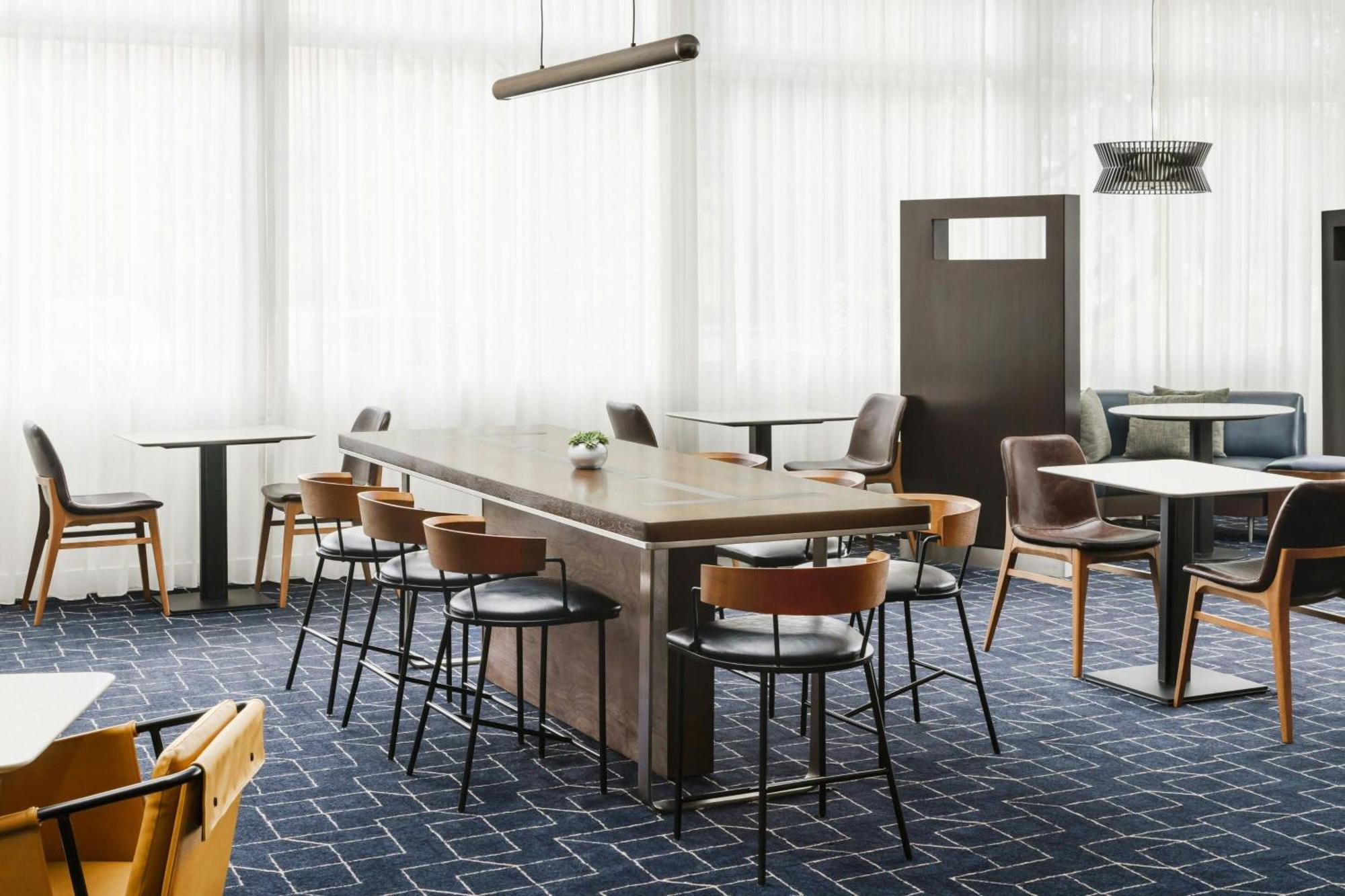 Courtyard By Marriott Angeles Woodland Hills Hotel 3*