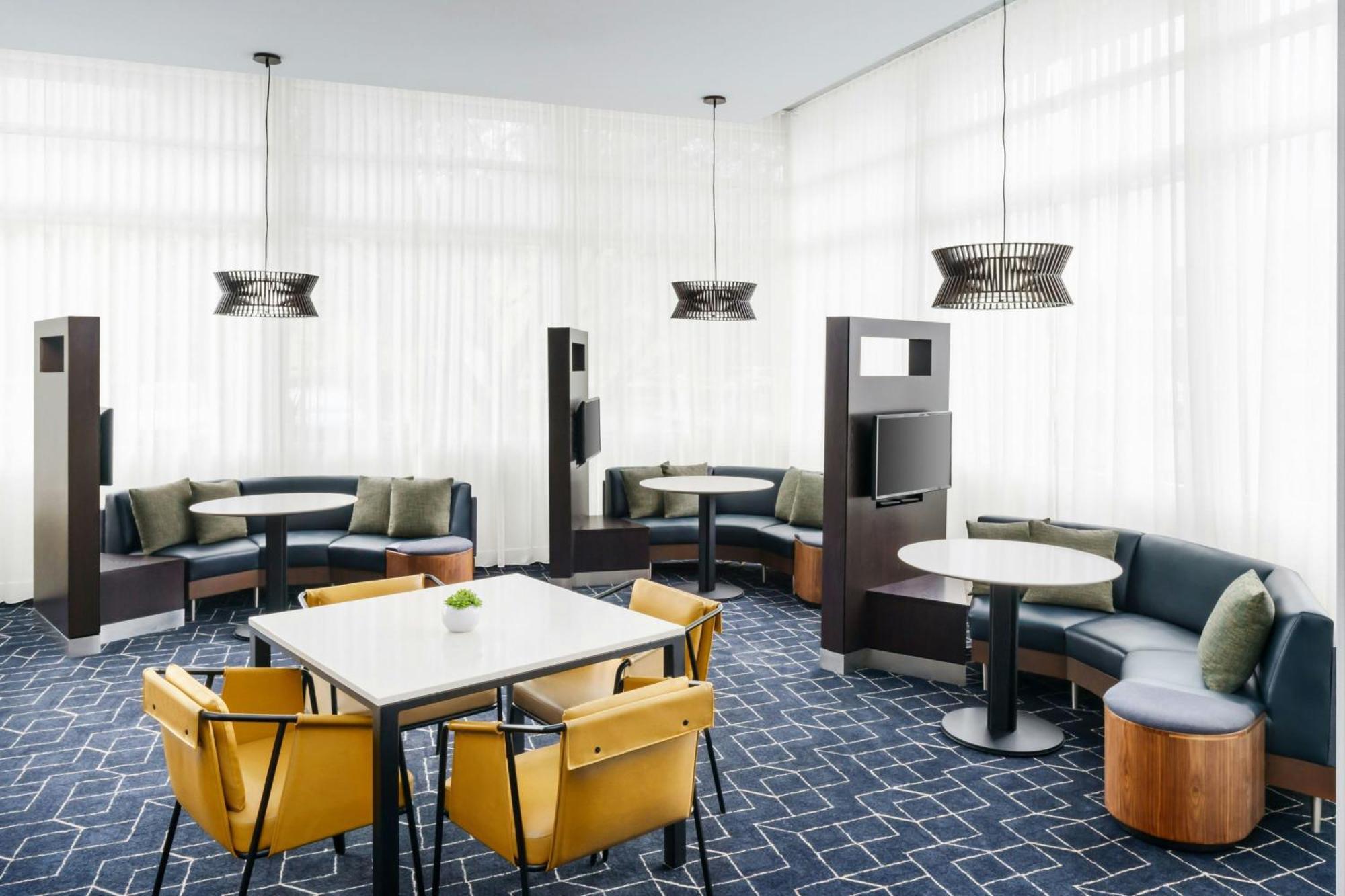 Courtyard By Marriott Angeles Woodland Hills