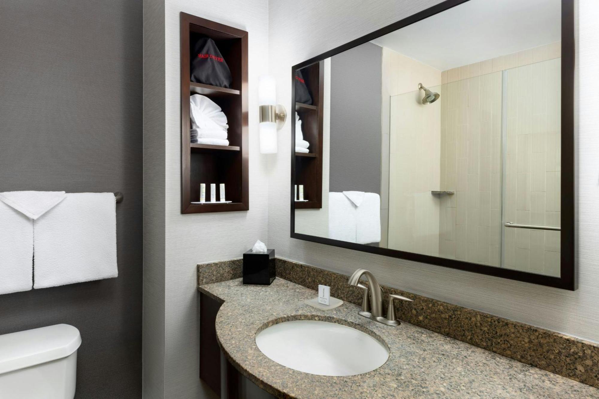 Courtyard By Marriott Angeles Woodland Hills Hotel