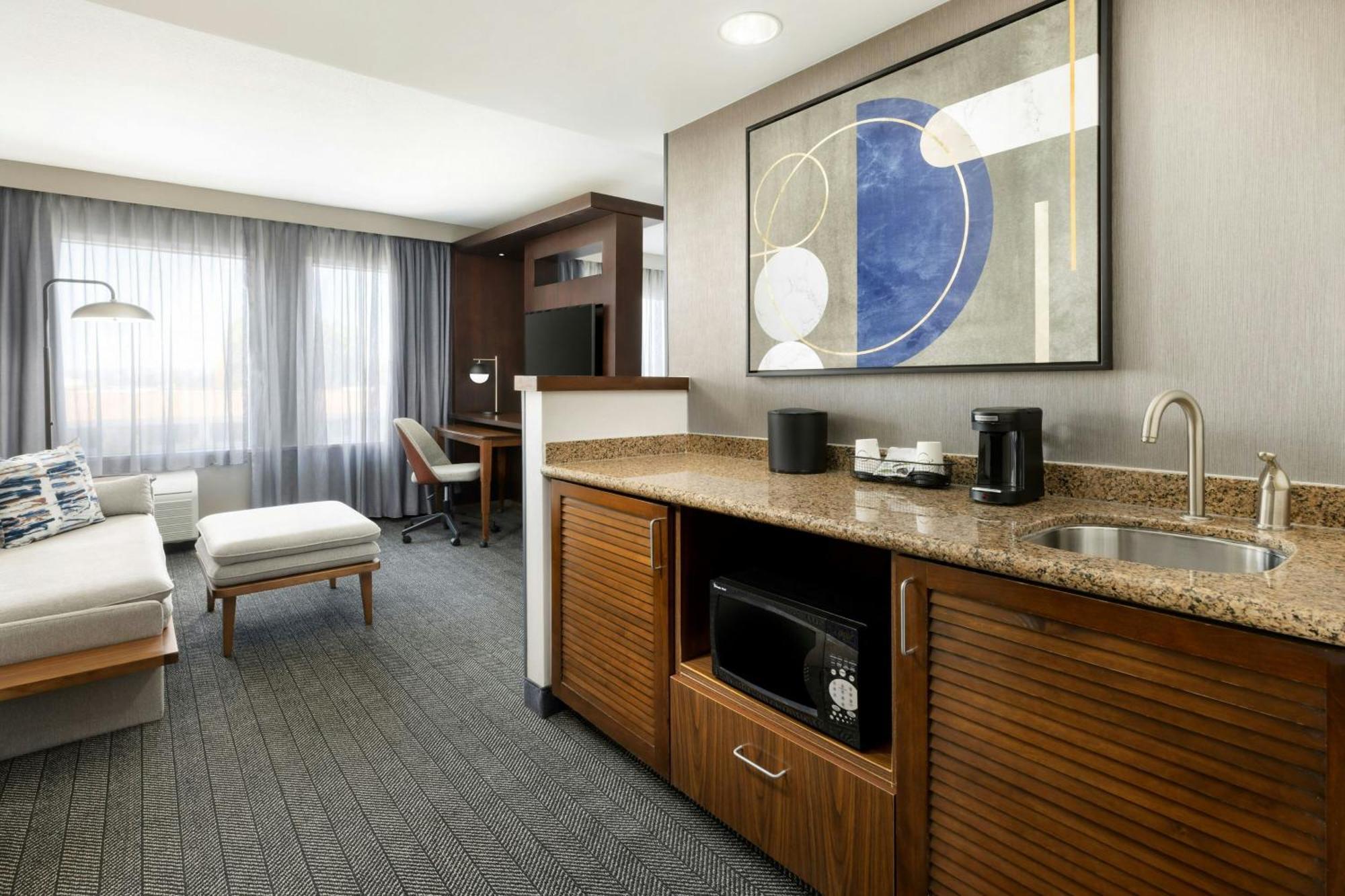 Courtyard By Marriott Angeles Woodland Hills 3*